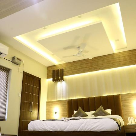 فاراناسي Hotel Santoor المظهر الخارجي الصورة