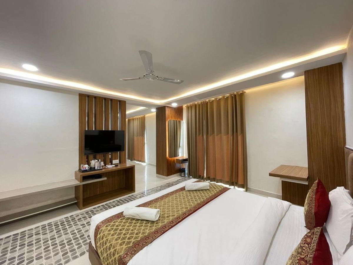 فاراناسي Hotel Santoor المظهر الخارجي الصورة