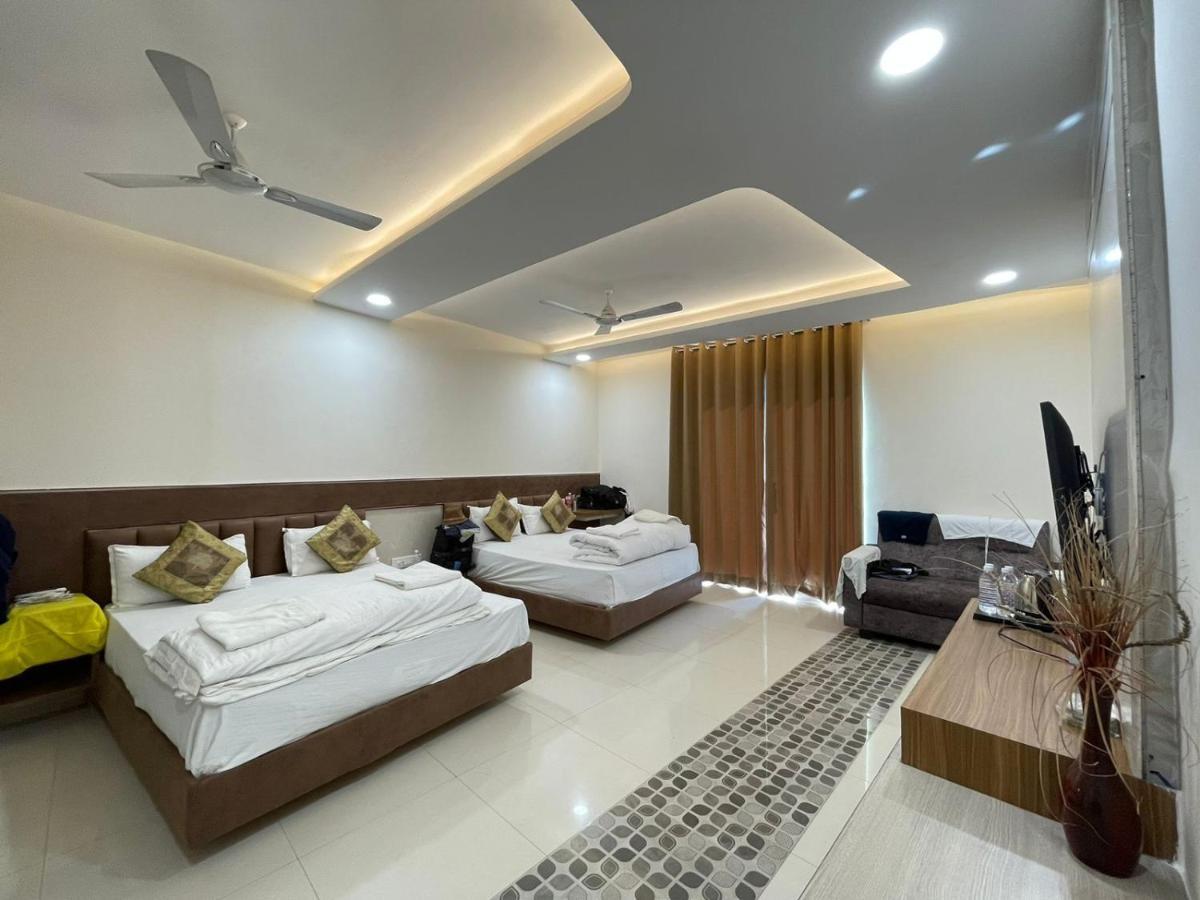 فاراناسي Hotel Santoor المظهر الخارجي الصورة