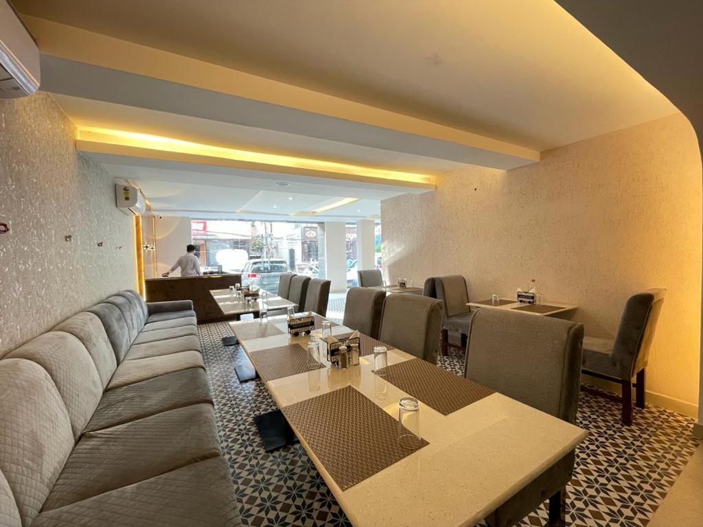 فاراناسي Hotel Santoor المظهر الخارجي الصورة