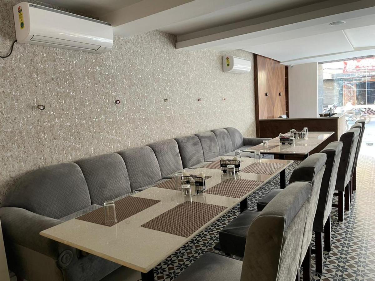 فاراناسي Hotel Santoor المظهر الخارجي الصورة