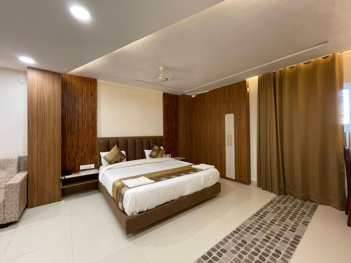 فاراناسي Hotel Santoor المظهر الخارجي الصورة