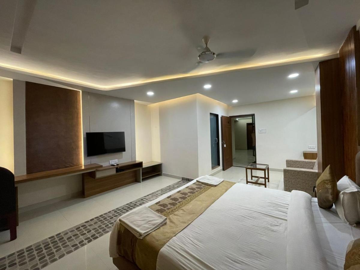 فاراناسي Hotel Santoor المظهر الخارجي الصورة
