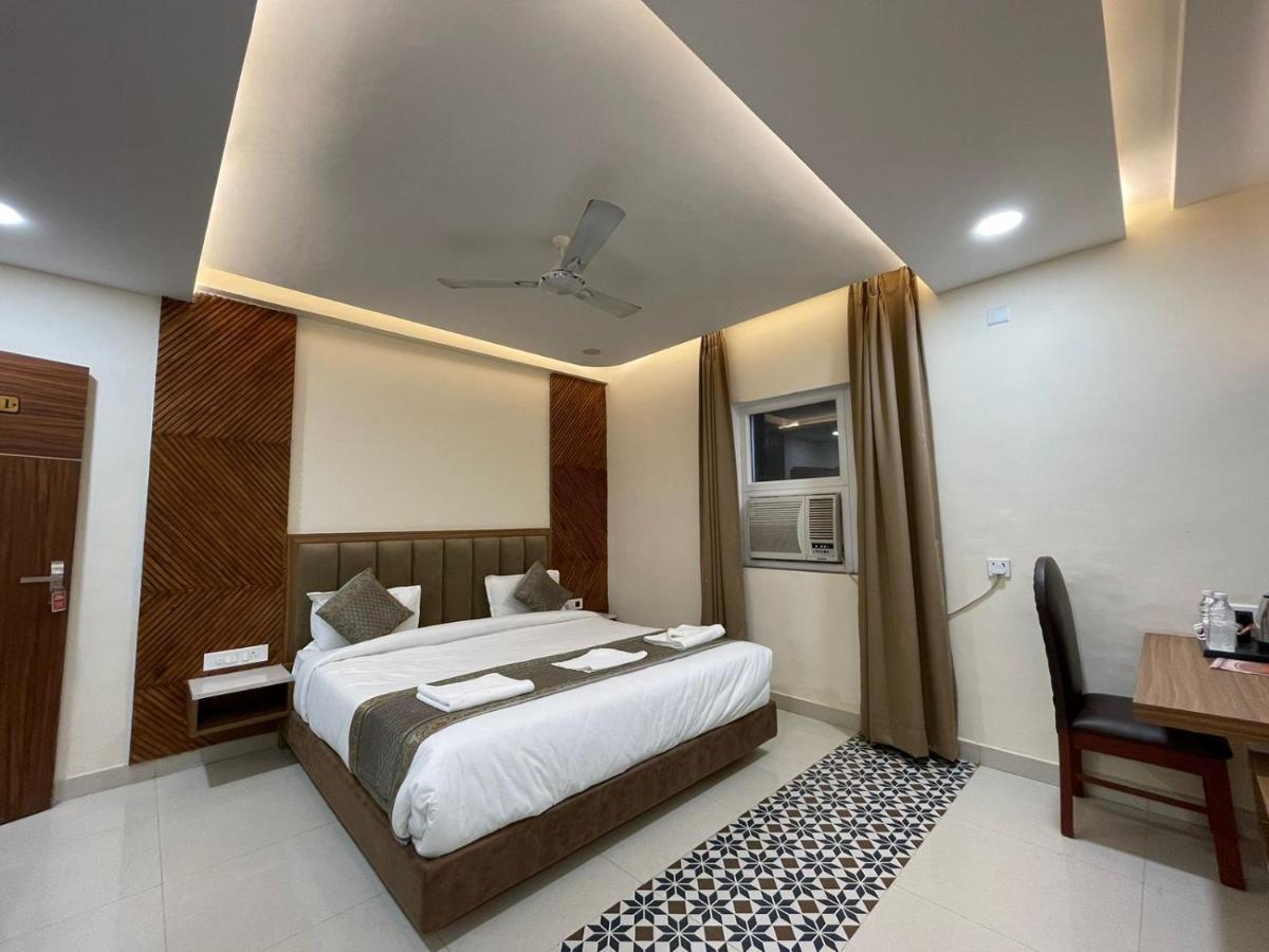 فاراناسي Hotel Santoor المظهر الخارجي الصورة
