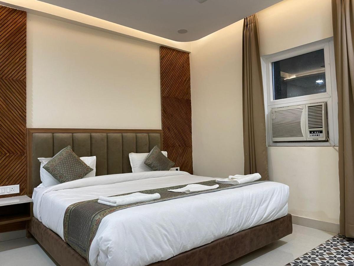 فاراناسي Hotel Santoor المظهر الخارجي الصورة
