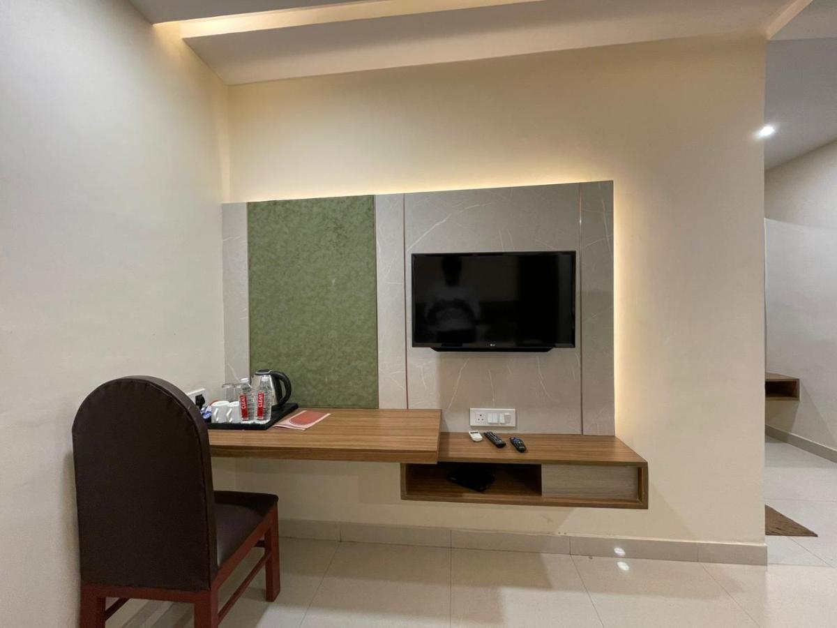 فاراناسي Hotel Santoor المظهر الخارجي الصورة