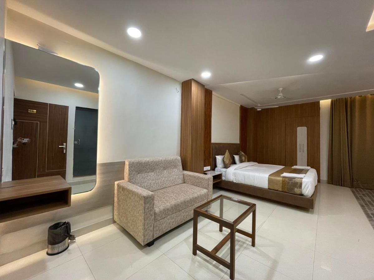 فاراناسي Hotel Santoor المظهر الخارجي الصورة