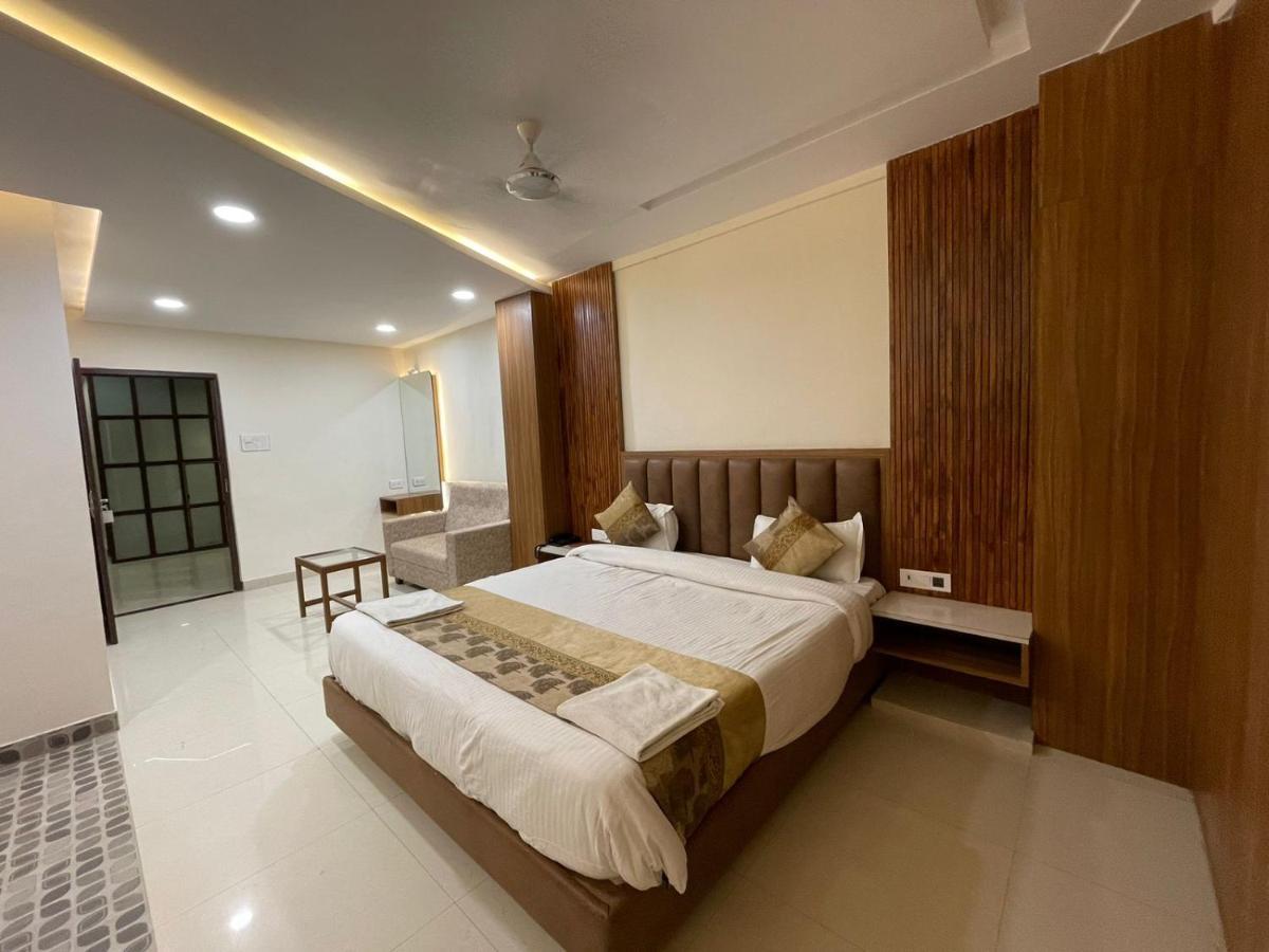 فاراناسي Hotel Santoor المظهر الخارجي الصورة