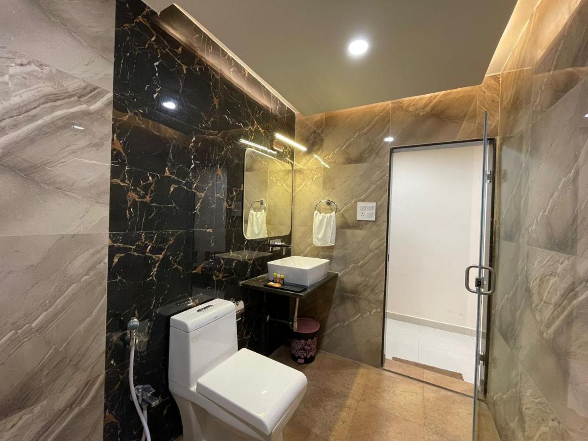 فاراناسي Hotel Santoor المظهر الخارجي الصورة