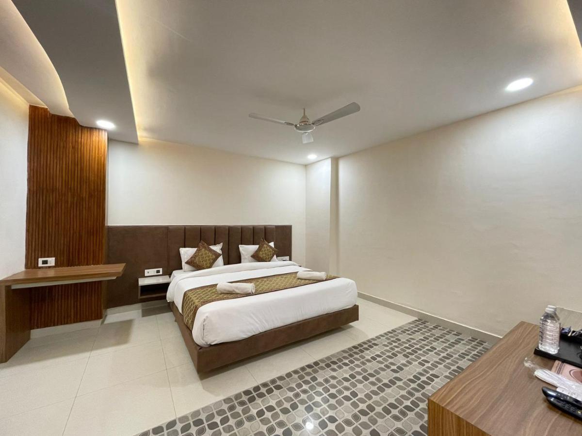 فاراناسي Hotel Santoor المظهر الخارجي الصورة