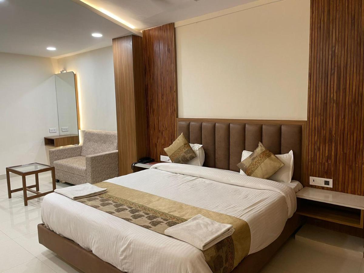 فاراناسي Hotel Santoor المظهر الخارجي الصورة