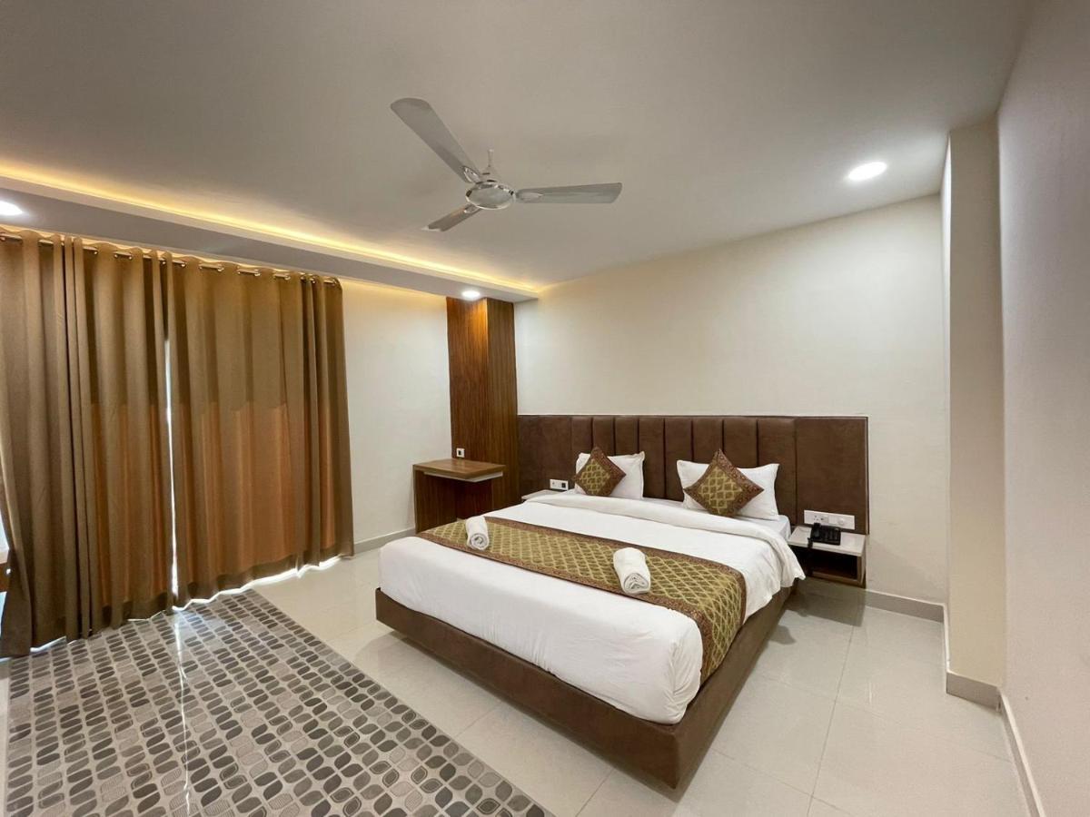 فاراناسي Hotel Santoor المظهر الخارجي الصورة