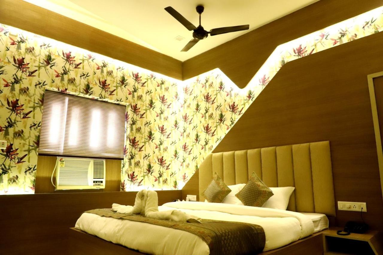 فاراناسي Hotel Santoor المظهر الخارجي الصورة