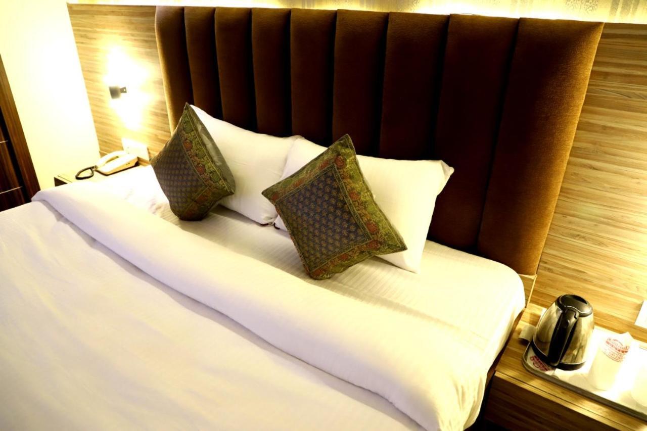 فاراناسي Hotel Santoor المظهر الخارجي الصورة