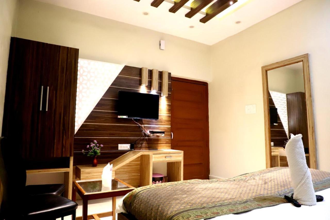 فاراناسي Hotel Santoor المظهر الخارجي الصورة