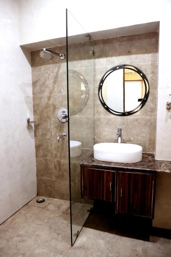 فاراناسي Hotel Santoor المظهر الخارجي الصورة