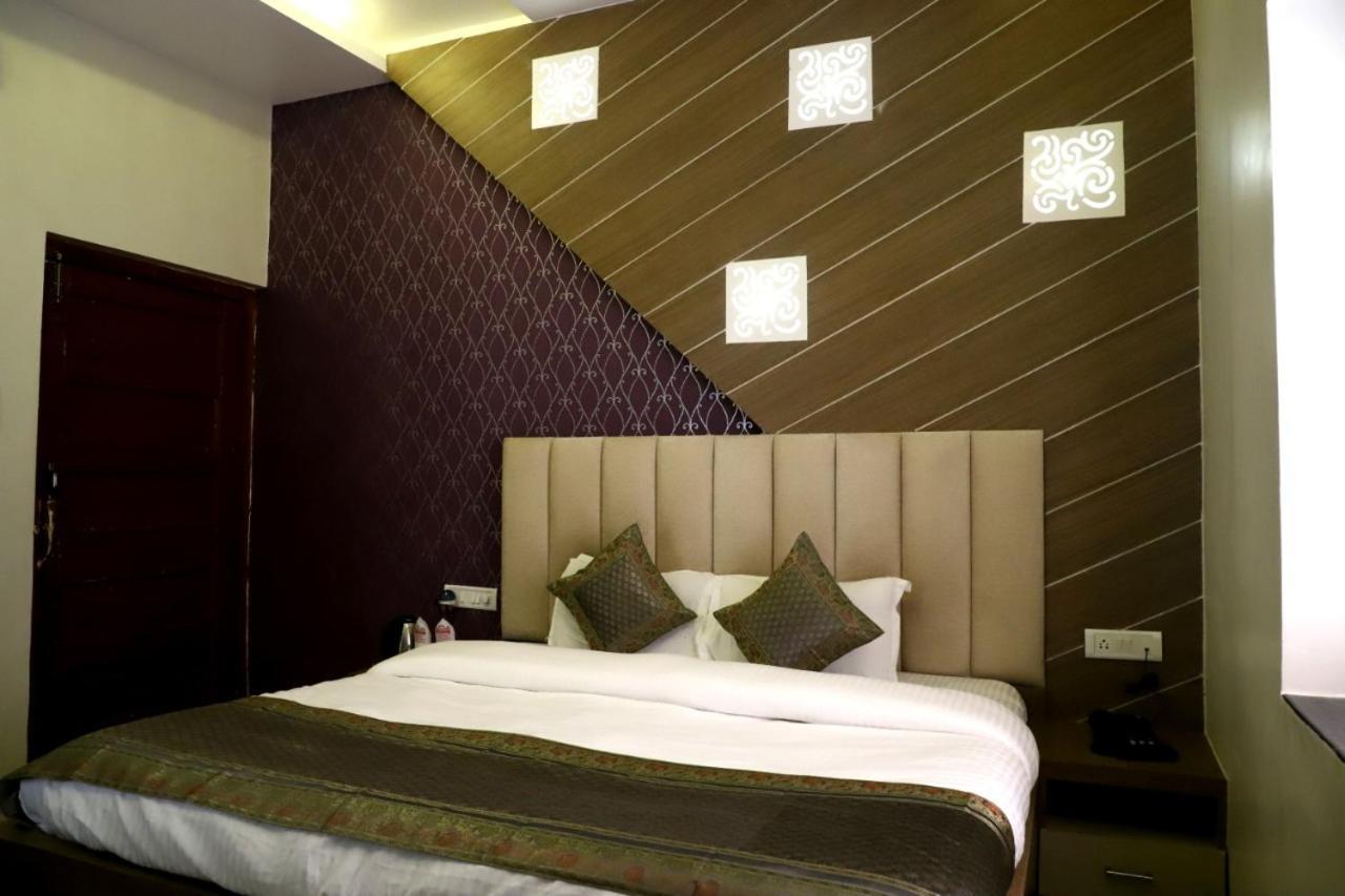 فاراناسي Hotel Santoor المظهر الخارجي الصورة