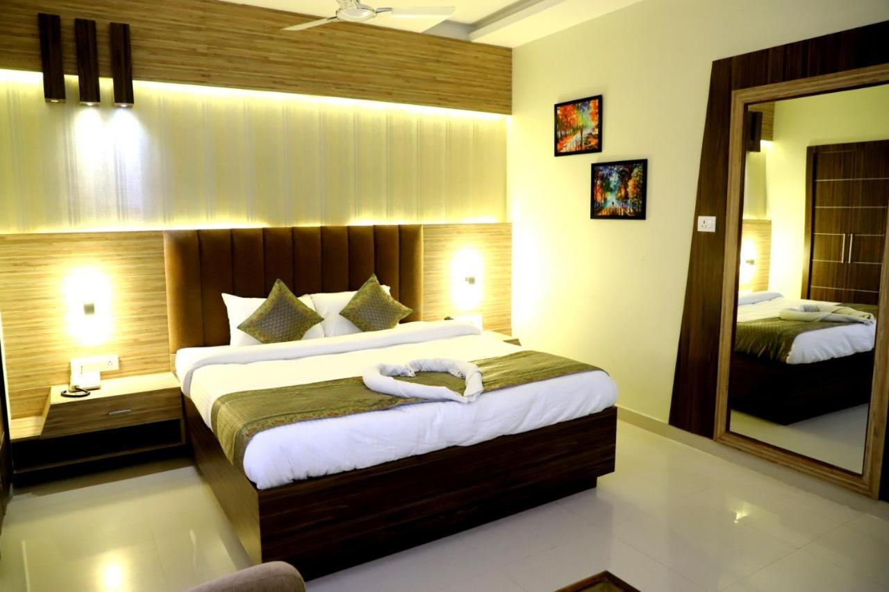 فاراناسي Hotel Santoor المظهر الخارجي الصورة