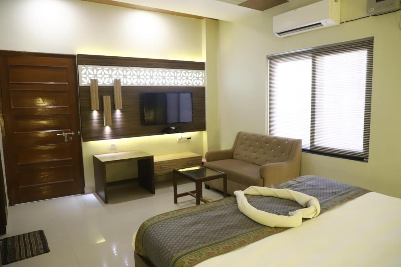 فاراناسي Hotel Santoor المظهر الخارجي الصورة