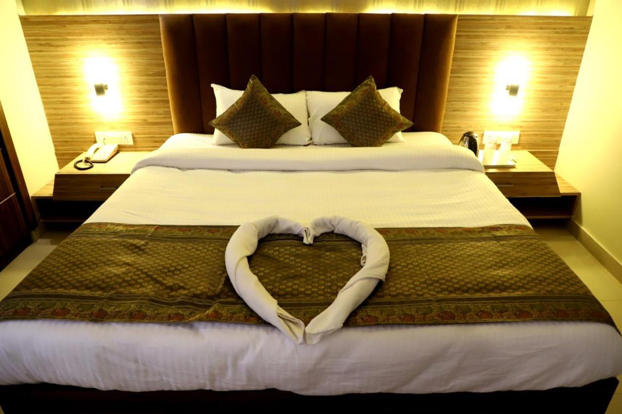 فاراناسي Hotel Santoor المظهر الخارجي الصورة