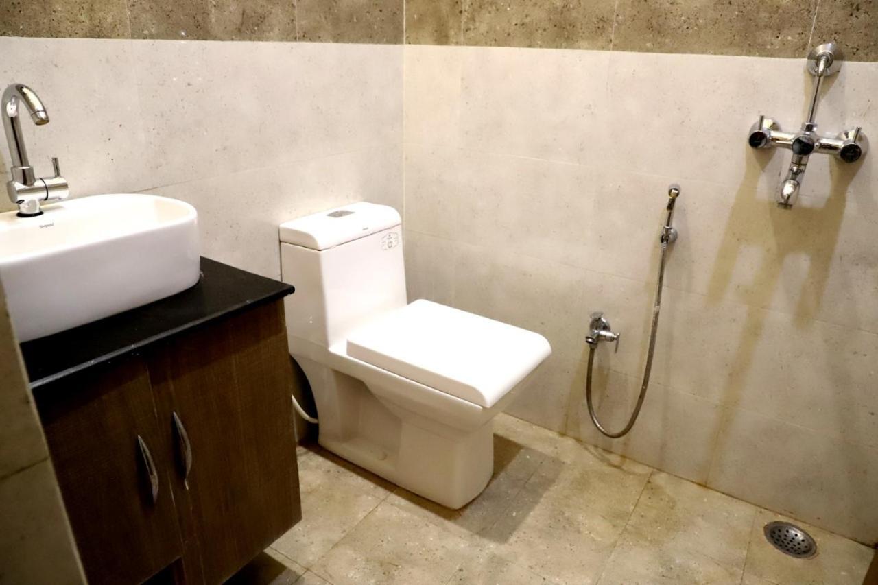 فاراناسي Hotel Santoor المظهر الخارجي الصورة