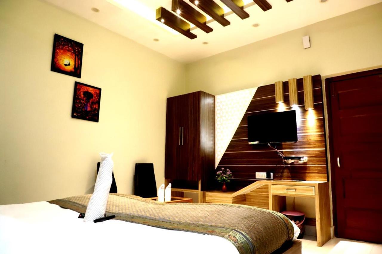 فاراناسي Hotel Santoor المظهر الخارجي الصورة