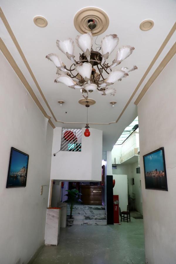 فاراناسي Hotel Santoor المظهر الخارجي الصورة