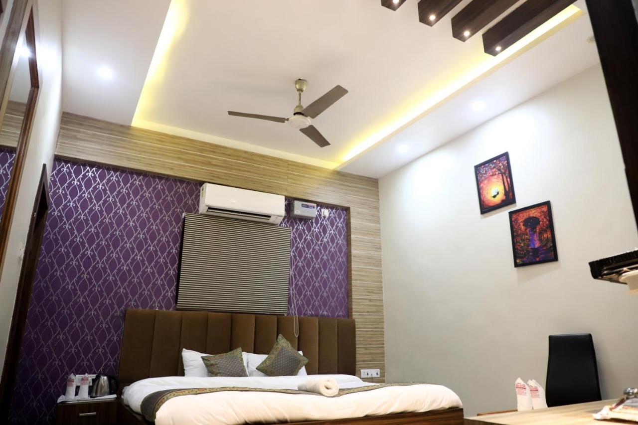 فاراناسي Hotel Santoor المظهر الخارجي الصورة
