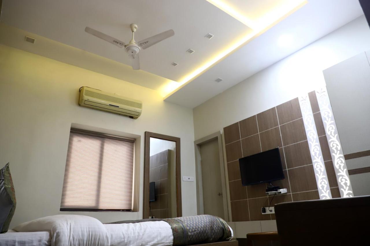 فاراناسي Hotel Santoor المظهر الخارجي الصورة