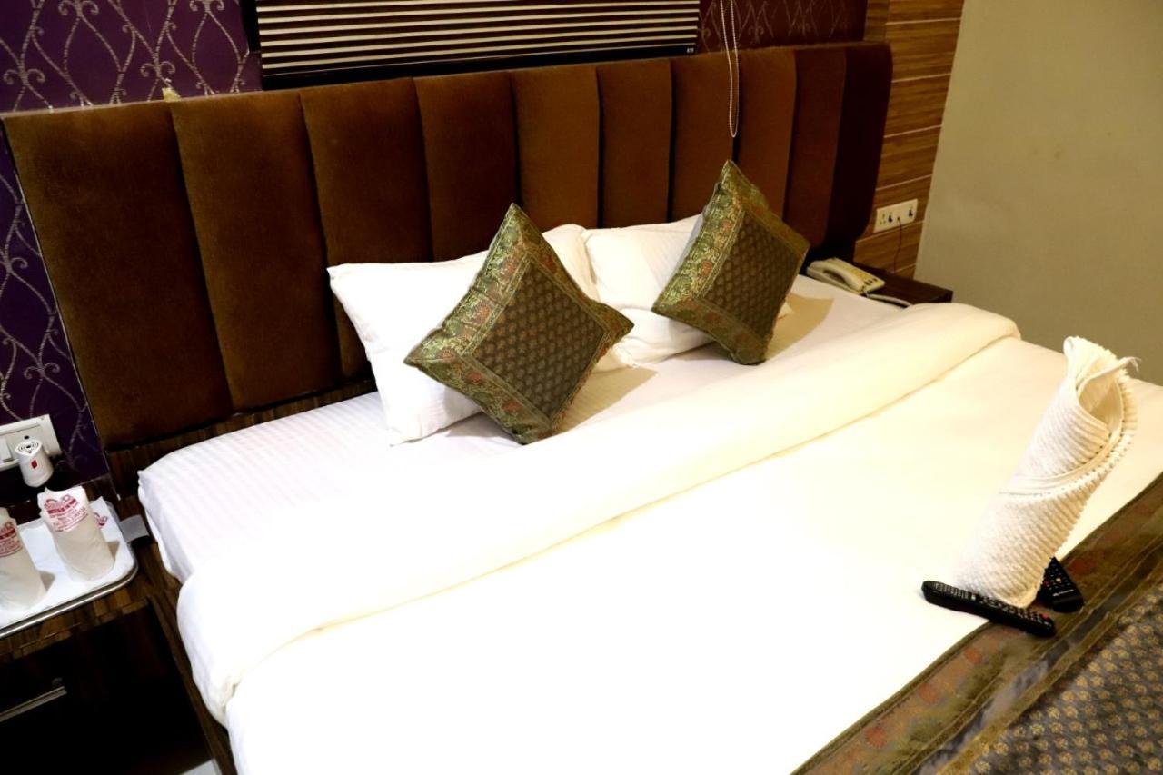فاراناسي Hotel Santoor المظهر الخارجي الصورة